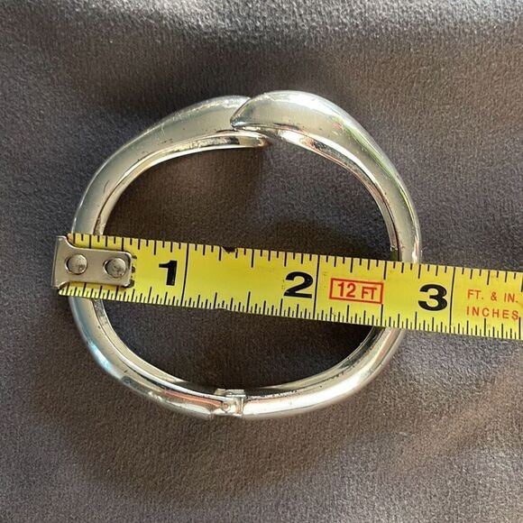 Womens Teardrop Clamper Cuff Bangle Bracelet Silvertone One Size - Picture 5 of 5